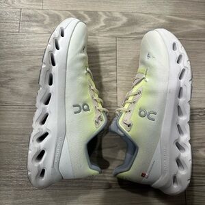 Size 8.5 men’s ON Couldtilt sneakers, green/white.
